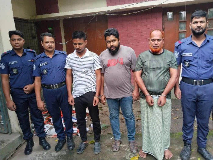 রবীন্দ্র বিশ্ববিদ্যালয়ের ছাত্রীকে ব্ল্যাকমেইল ও শ্লীলতাহানির অভিযোগে ৩জন আটক
