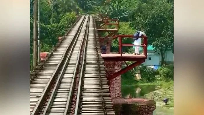 ট্রেনচালকের উপস্থিত বুদ্ধিতে মৃত্যুর মুখ থেকে ফিরলেন তরুণ