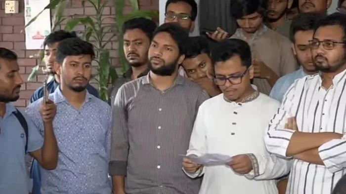 জিন্নাহর ছবি ছেঁড়া ও গোলাম আযমের ছবি টাঙানোয় ক্ষুব্ধ ডাকসু, ‘মব’ উল্লেখ করে বিচার দাবি নেতাদের