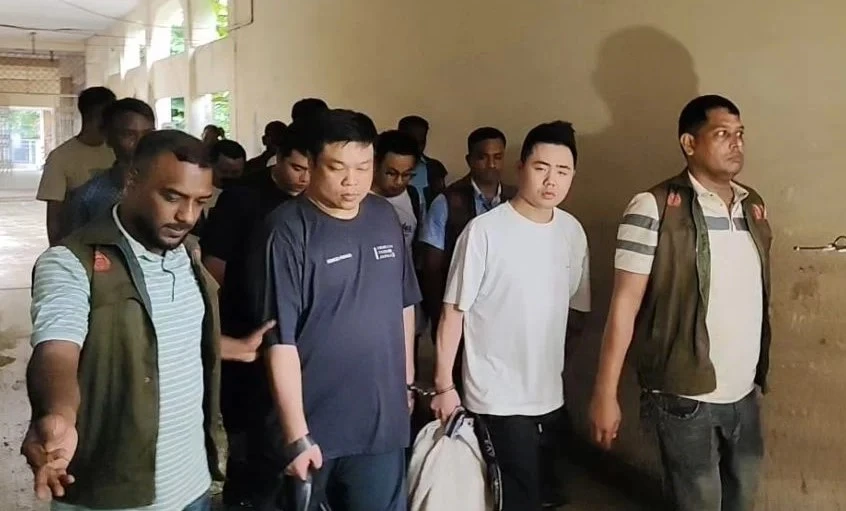 দুই হাজার আইফোনসহ কক্সবাজারে ৬ চীনা নাগরিক গ্রেফতার