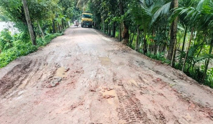 সালথায় চার বছর সংস্কারহীন সোনাপুর-ময়েনদিয়া সড়ক, দুর্ভোগে লাখো মানুষ