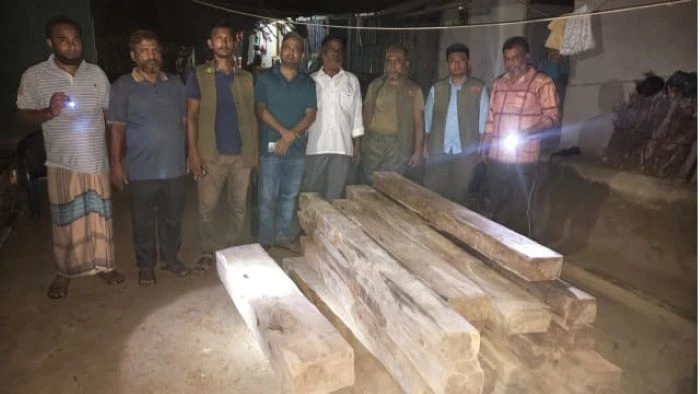 ৩১ সেগুন কা‌ঠের গুঁড়ি জব্দ, বাঁশখালীতে সংরক্ষিত বনভূমির সেগুন পাচারে জ‌ড়িত গ্রেপ্তার ১