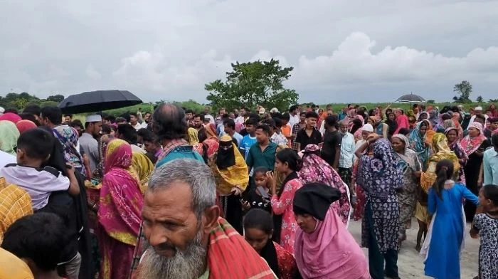 ফরিদপুরে যুবকের ঝুলন্ত মরদেহ উদ্ধার করছে পুলিশ