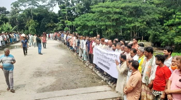 ৭ কোটি টাকার সেতু অচল, সংযোগ সড়কের দাবিতে মানববন্ধন