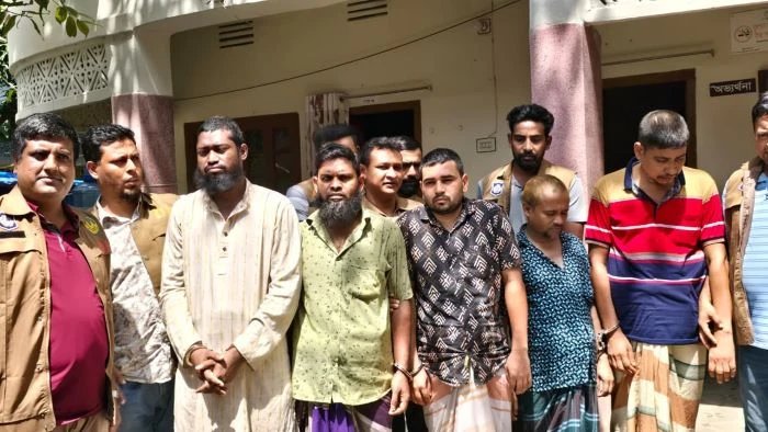 কারুশ্রী জুয়েলার্সে চুরি : ৭ চোর ও চোরাই স্বর্ণ কেনার অভিযোগে ব্যবসায়ী গ্রেপ্তার