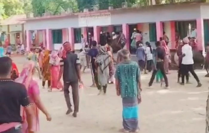 সালথায় বাঁশের সাঁকো দেওয়া নিয়ে দুই গ্রুপের সংঘর্ষ, আহত ১০