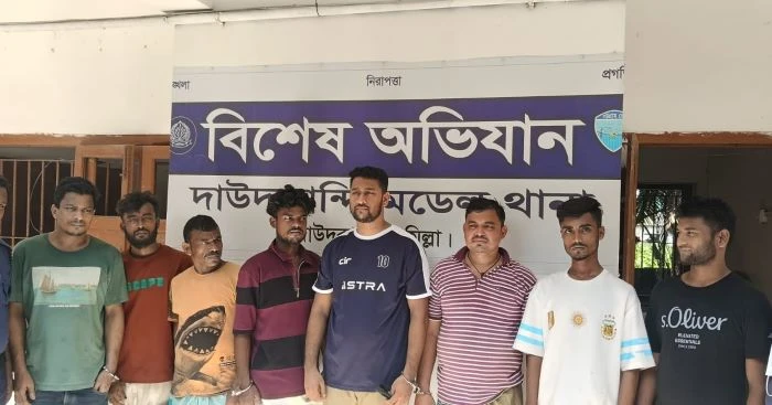দাউদকান্দিতে নিষিদ্ধ সংগঠনের দুই সদস্যসহ গ্রেপ্তার ৮
