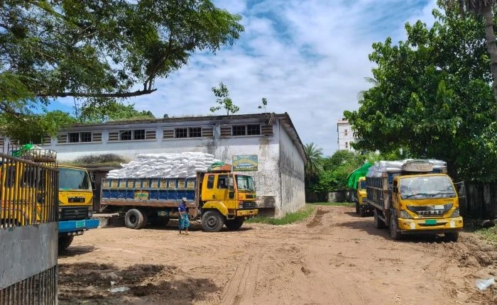 ফরিদপুরে সরকারি দামে মিলছে না সার, বাড়তি টাকা নেওয়ার অভিযোগ