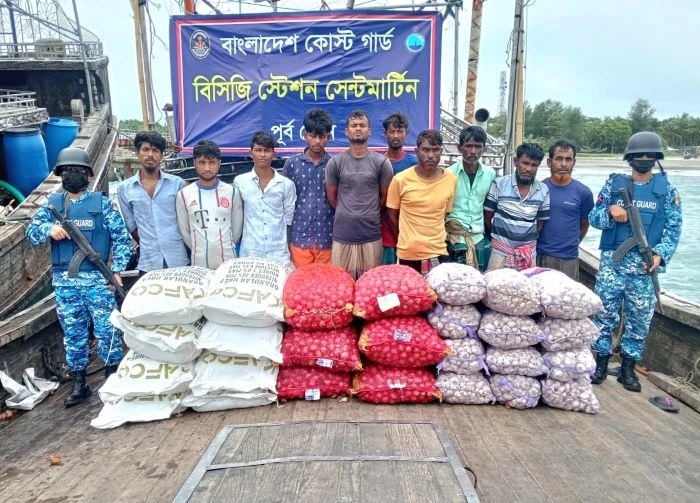 মিয়ানমারে পাচারকালে ১২ টন ইউরিয়া সার, রসুন-পেঁয়াজসহ ১০ পাচারকারী আটক