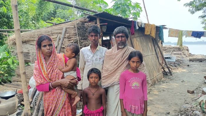মধুমতির পেটে আশ্রয়ণের ঘর: নদীতীরে ঝুপড়িতে মাখন-হাসিনাদের মানবেতর জীবন