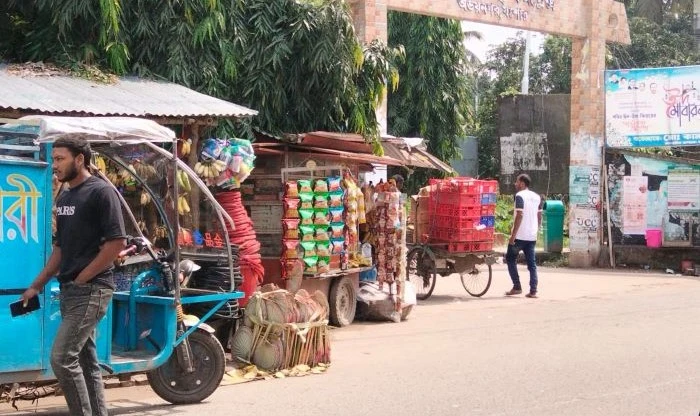 অভয়নগর উপজেলা স্বাস্থ্য কমপ্লেক্সের প্রাচীর ঘেঁষে অবৈধ স্থাপনা, নির্বিকার প্রশাসন