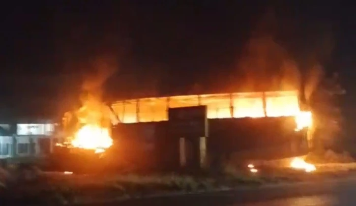ফরিদপুরে বাসে দুর্বৃত্তদের আগুন