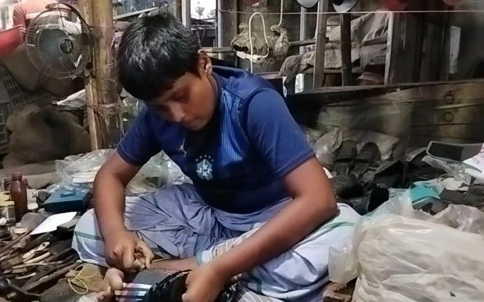 যে বয়সে স্কুল-খেলার মাঠে থাকার কথা, সেই বয়সেই পরিবারের হাল ধরতে ফুটপাতে কিশোর অর্ঘ্য