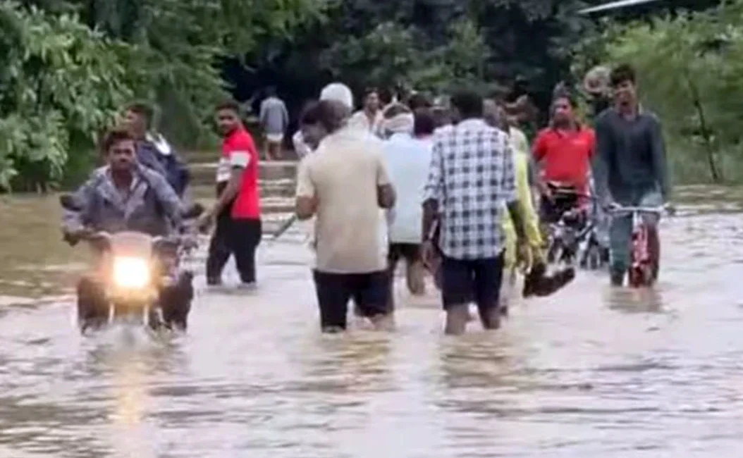 টানা বৃষ্টি-ঝড়ে বিপর্যস্ত উত্তর প্রদেশ, তিন দিনে ৫৬ জনের মৃত্যু