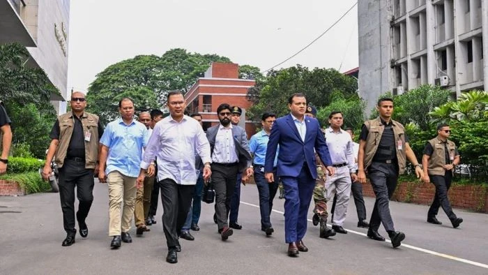 অনুষ্ঠানে যোগ দিতে হেঁটে হেঁটে সচিবালয় থেকে ওসমানীতে প্রধানমন্ত্রী