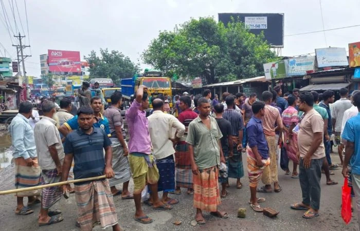 পুঠিয়ায় সারের জন্য কৃষকের মহাসড়ক অবরোধ, ডিলারের গুদামে ৫১ টন ইউরিয়া!