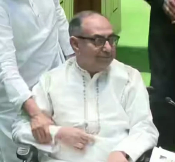 হুইলচেয়ারে সংসদে ফিরলেন মির্জা আব্বাস, ৫ মাস পর উষ্ণ অভ্যর্থনা