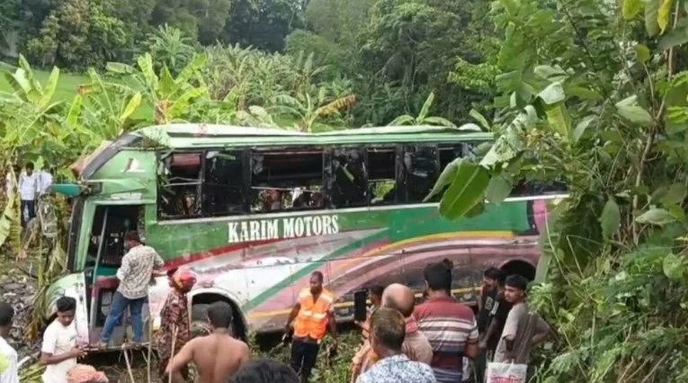 গোপালগঞ্জে বাস খাদে পড়ে ৩ জন নিহত