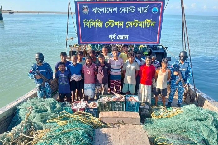 সেন্টমার্টিনে অবৈধ আর্টিসানাল ট্রলিং বোট, ট্রলিং জাল ও বিপুল পরিমাণ সামুদ্রিক মাছ জব্দ, ১৭ জন আটক