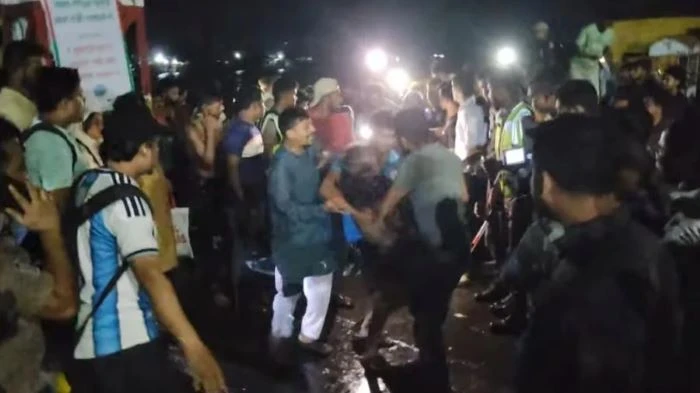 খুলনায় মাঝ নদীতে ফেরির ধাক্কায় ট্রলারডুবি, উদ্ধার ৩৫