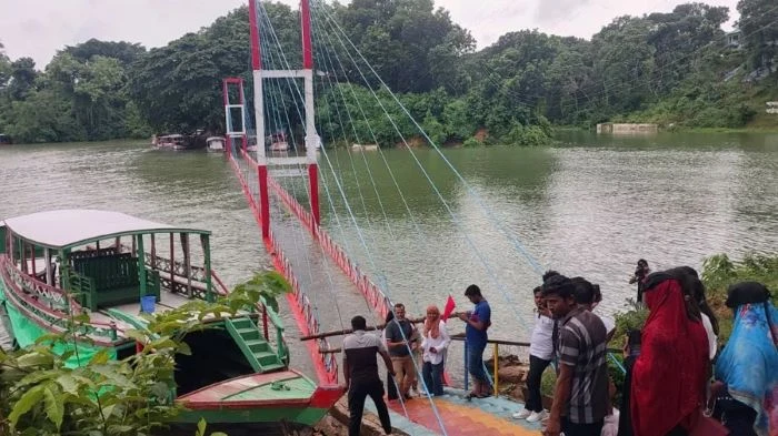 ঝুলন্ত সেতু দেখতে এসে হতাশ, রাঙামাটি ছাড়ছেন পর্যটকরা