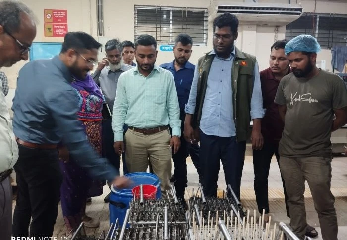 অননুমোদিত রং ও অস্বাস্থ্যকর পরিবেশ : ফেনীতে আইসক্রিম কারখানায় দেড় লাখ টাকা জরিমানা
