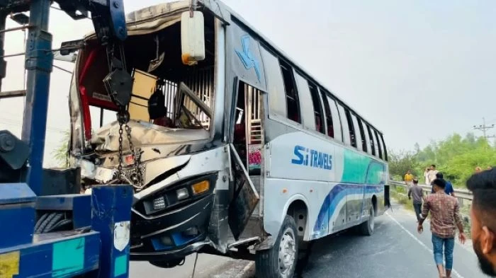 টাঙ্গাইলে বাস-পিকআপ-মোটরসাইকেলের ত্রিমুখী সংঘর্ষে নিহত ২