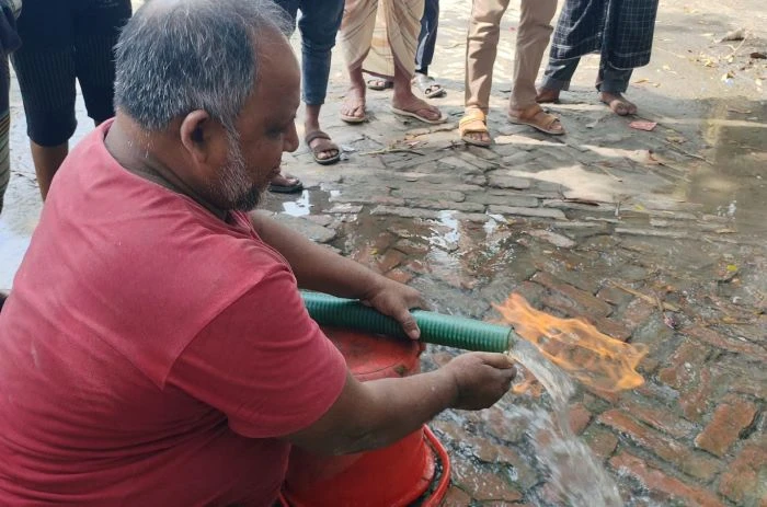 কোটালীপাড়ায় একটি সাবমারসিবল পাম্পের পানির সাথে বের হচ্ছে গ্যাস, জ্বলছে আগুন 
