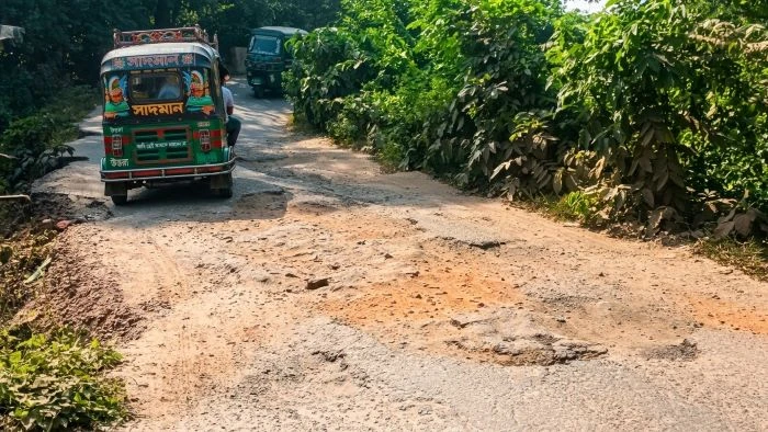 বেহাল কোনাঘাট–শ্যামগ্রাম সড়ক, দুর্ভোগে লক্ষাধিক মানুষ