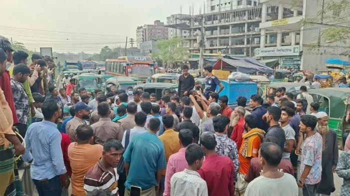 মোহাম্মদপুরে অটোরিকশা চালকদের অবরোধ, বন্ধ বসিলা-গাবতলীমুখী সড়ক