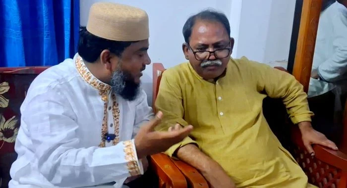ভোটের লড়াই শেষে জামায়াত প্রার্থীর বাসায় ফুল নিয়ে ফয়সল