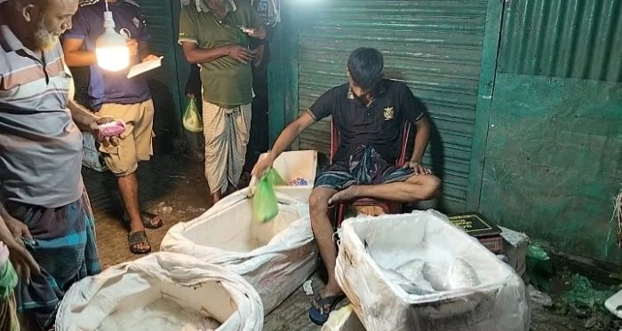 ফরিদপুরে শেষ মুহূর্তে ইলিশের তীব্র সংকট, খালি হাতে ফিরছেন ক্রেতারা