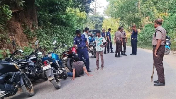 কক্সবাজারের পাহাড়ি সড়কে দুই দফায় ডাকাতি, ১৫-১৬টি যানবাহনের যাত্রীদের মালামাল লুট