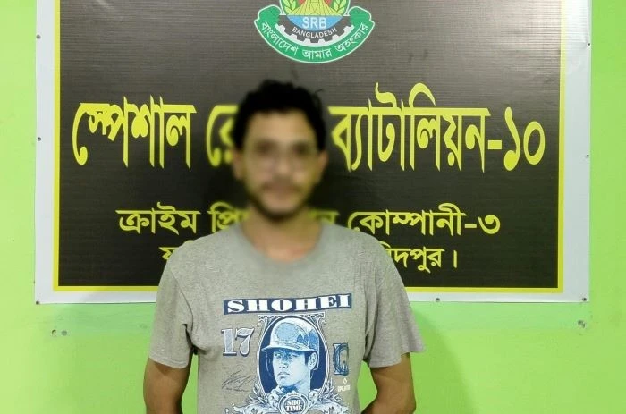 ফরিদপুরে অস্ত্র, ককটেল ও সেনাপোশাকসহ ভুয়া কর্মকর্তা গ্রেফতার