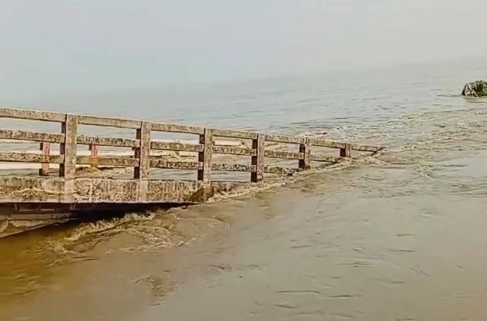 পদ্মা নদীর গ্রাসে ফরিদপুরে বিলীন ৮০ লাখ টাকার সেতু