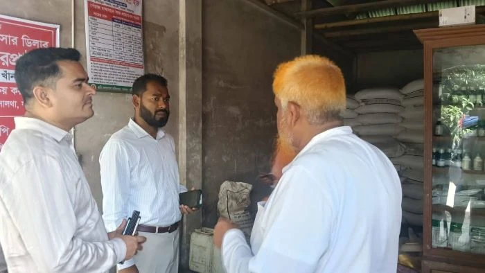 সালথায় বরাদ্দকৃত সার অন্যত্র বিক্রি, ডিলারকে ২৫ হাজার টাকা জরিমানা