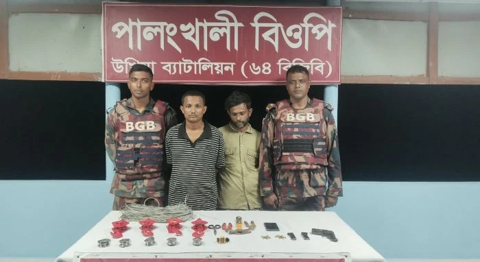 পানির নিচে ডুবন্ত ক্যারিয়ারে ইয়াবা পাচার, উখিয়ায় আটক ৩