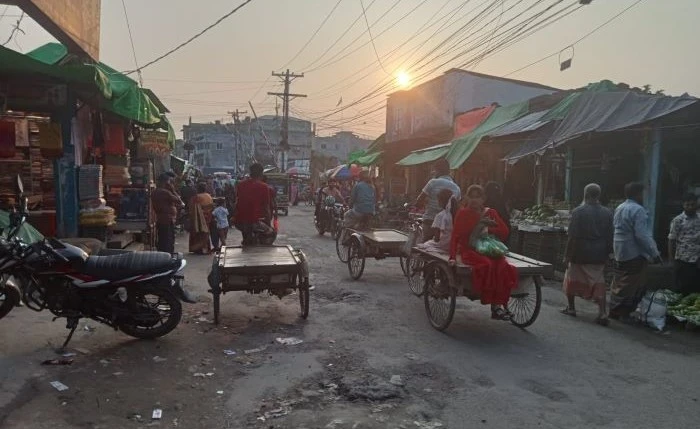 সড়কের উপর দোকান, ভ্যান, ইজিবাইক ও মাহেন্দ্রর স্টান্ড
