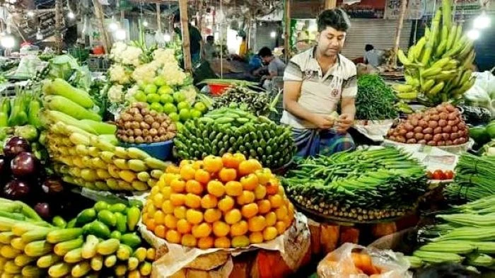 নবীনগরে চড়া বাজারদর, নাভিশ্বাস ক্রেতাদের : সবজি, মাছ-মাংসের দাম আকাশছোঁয়া