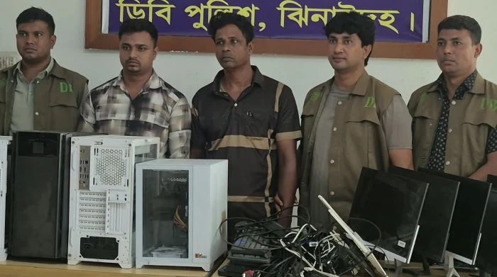 অনলাইন জুয়া পরিচালনার অভিযোগে বাবা-ছেলে গ্রেপ্তার, ৮ কম্পিউটার জব্দ