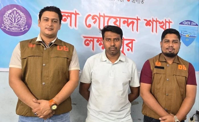 লক্ষ্মীপুরে বাস থেকে নামিয়ে যুবলীগ নেতাকে অপহরণচেষ্টার অভিযোগে ছাত্রদল নেতা আটক