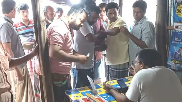 প্রতিবন্ধী সেজে ভাতা তুলতে গিয়ে ধরা ইউপি সদস্য, মিলল ১২টি সিম কার্ড
