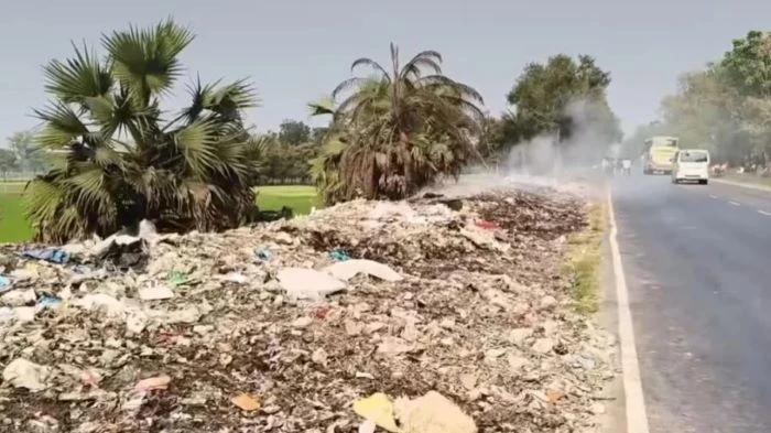 নাটোরের ৮ পৌরসভায় নেই ডাম্পিং স্টেশন, সড়কের পাশে বর্জ্যের পাহাড়
