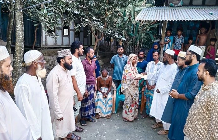 বাউফলে একই পরিবারের ৪ জন মানসিক রোগীসহ ৫ অসুস্থ সদস্যের পাশে এমপি শফিকুল ইসলাম মাসুদ