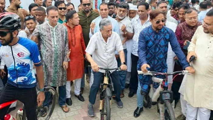 সাইকেল চালিয়ে দেশের প্রথম চার লেনের সাইকেল ট্র্যাক উদ্বোধন করলেন অর্থমন্ত্রী