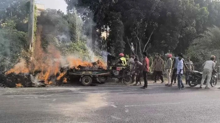 রূপপুর বিদ্যুৎকেন্দ্রের সীমানা ঘেঁষে খড়বোঝাই গাড়িতে আগুন, নিয়ন্ত্রণে আনল সেনাবাহিনী