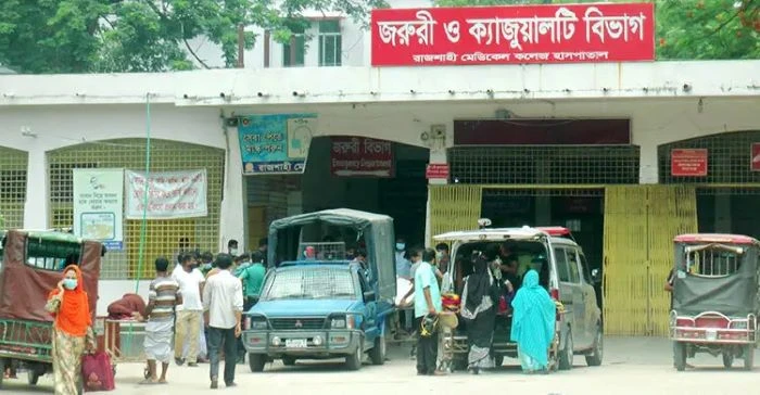 রাজশাহী মেডিকেলে ২৪ ঘণ্টার কর্মবিরতির ঘোষণা ইন্টার্ন চিকিৎসকদের