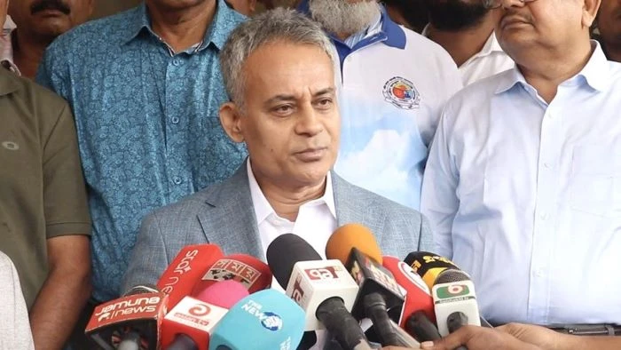 অনলাইনে ট্রেনের টিকিট কালোবাজারি ঠেকানো কঠিন: রেলমন্ত্রী
