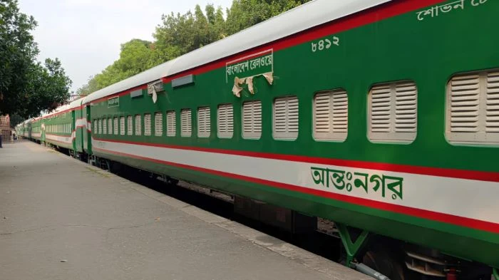 ভারত থেকে কেনা ২০০ রেলকোচের প্রথম চালানে এলো ১৮টি