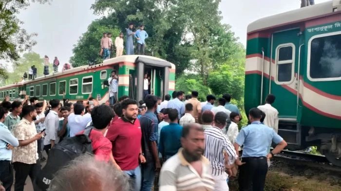 হুক ভেঙে চলন্ত ট্রেনের ৮ বগি বিচ্ছিন্ন